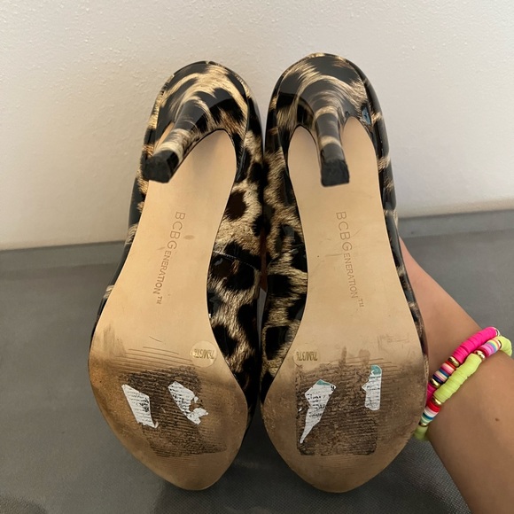 BCBGeneration LEOPARD PRINT PUMPS - Picture 7 of 7